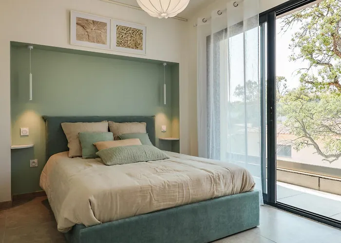 Luciana Di Santa Lucia *