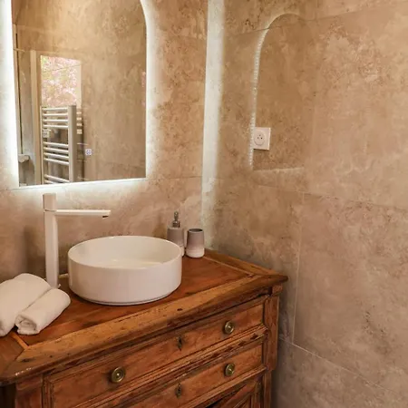 Luciana Di Santa Lucia *